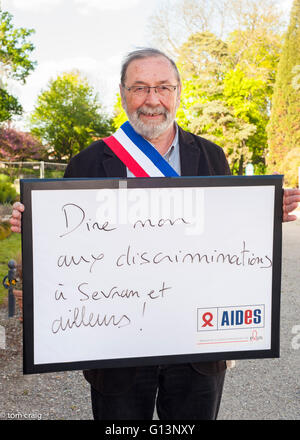 Sevran, Frankreich, AIDS-NGO-Helfer, französischer Politiker, Mann hält Protest Zeichen gegen Diskriminierung, internationalen Tag gegen Homophobie am Mairie du Sevran, "Sag Nein zu Diskriminierung..." Stockfoto