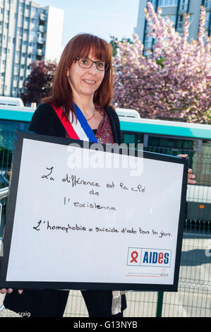 Sevran, Frankreich, AIDS-NGO AIDES, Französisch Menschen,, Frau Holding Protest Zeichen gegen Diskriminierung, internationaler Tag gegen Homophobie, IDAHOT, Mairie du Sevran, "Der Unterschied ist der Schlüssel zur Existenz..." Stockfoto