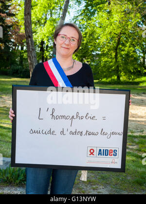 Sevran, Frankreich, Franzosen, Politikerin, hält Protestzeichen gegen Diskriminierung, Internationaler Tag gegen Homophobie, IDAHOT, Mairie du Sevran "Homophobie = Jugendliche Selbstmorde jeden Tag" Stockfoto