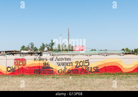 RHEENENDAL, Südafrika - 4. März 2016: Slogans auf einer Wand in Rheenendal, einem Dorf an der Seven Passes Road Stockfoto