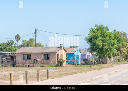 RHEENENDAL, Südafrika - 4. März 2016: glänzend bunten Häusern am Rheenendal, einem Dorf an der Seven Passes Road Stockfoto