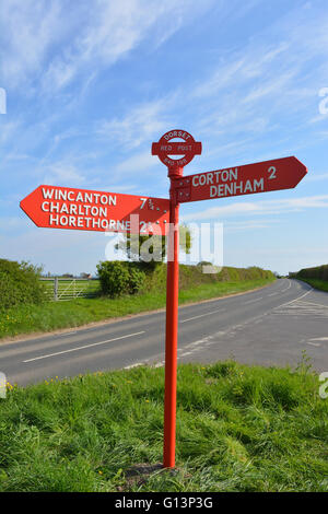 Dorset, rote Post.  Restaurierte rote Finger Wegweiser befindet sich auf der B3145 in der Nähe von Sherborne, Dorset, England Stockfoto