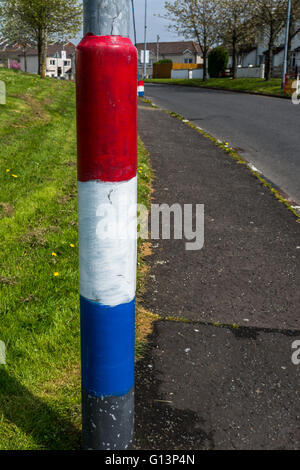 Rot weiß und blau bemalte Laternenpfahl in Loyalist Ballybeen Immobilien in East Belfast Stockfoto