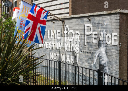 Zeit für Frieden Wandbild mit UDA Flagge im Ballybeen Bereich der East Belfast Stockfoto