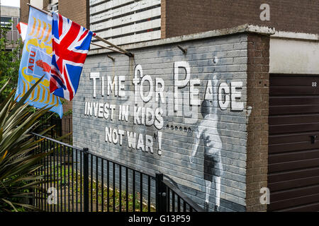 Zeit für Frieden Wandbild mit UDA Flagge im Ballybeen Bereich der East Belfast Stockfoto