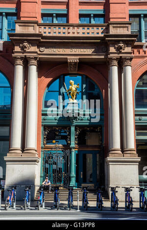 New York, NY 8. Mai 2016 Eintritt in das Puck-Gebäude im Stadtteil Noho Manhattan. © Stacy Walsh Rosenstock/Alamy Stockfoto