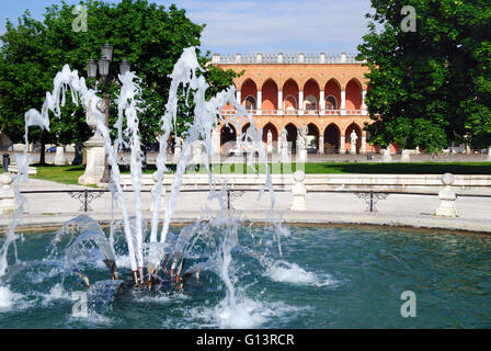 Padua, Veneto, Italien. Prato della Valle, der Brunnen. Prato della Valle (Prà Deła Vałe in Venedig) ist ein 90.000 Quadratmeter großen elliptischen Platz in Padua, Italien. Es ist der größte Platz in Italien und einer der größten in Europa. Heute ist der Platz ein großer Raum mit einer grünen Insel in der Mitte, Isola Memmia, umgeben durch einen kleinen Kanal, der durch zwei Ringe von Statuen gesäumt. Stockfoto