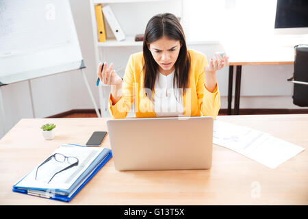 Wütend Geschäftsfrau mit Laptop-Computer im Büro Stockfoto