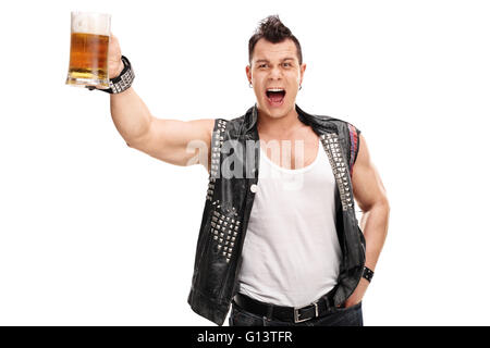 Junge Punk-Rocker halten einen Pint Bier und Geschrei isoliert auf weißem Hintergrund Stockfoto