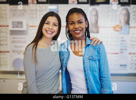 Zwei PartnerInnen, die Eröffnung neuer Unternehmen stehen in der Nähe zusammen Lächeln im neuen shop Stockfoto