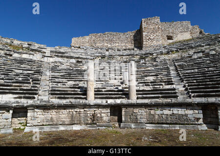 Ansicht von Milet Amphitheater in Aydin, Türkei mit Steintreppen am strahlend blauen Himmelshintergrund. Stockfoto