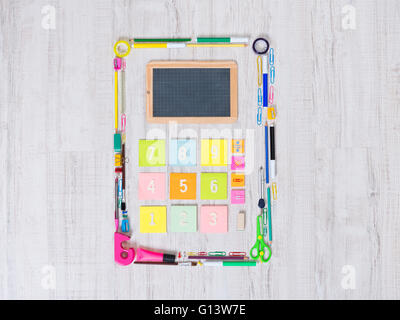 Bunte Rechner bestehend aus sortierten Briefpapier Objekte und Stick Notes. Stockfoto