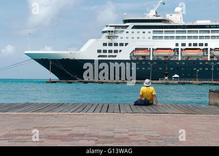 Große Kreuzfahrtschiffe Schiff angedockt am Hafen von Aruba, Karibik Stockfoto