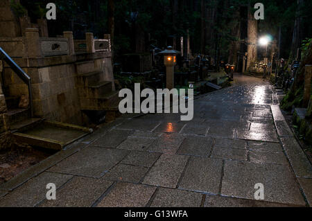 Nighton die Straße am Okunoin Friedhof, Koya-San, Japan Stockfoto