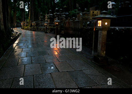 Nighton die Straße am Okunoin Friedhof, Koya-San, Japan Stockfoto