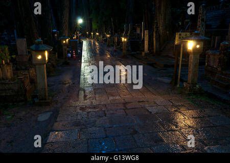 Nighton die Straße am Okunoin Friedhof, Koya-San, Japan Stockfoto