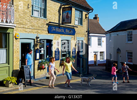 Familie verlassen das schwarze Boje Pub in Wivenhoe, Essex, England UK Stockfoto