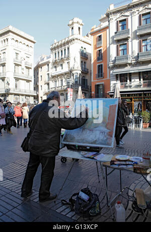 ein Künstler malt / Malerei auf la Rambla oder las Ramblas, ist eine Straße im Zentrum von Barcelona, beliebt bei Touristen und einheimischen Stockfoto