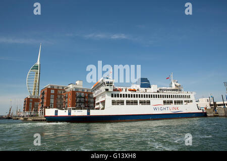 Wight Link Fähre St Faith Eingabe dock in alten Portsmouth auf Roll abperlen. Emirates tower Portsmouth Wahrzeichen im Hintergrund Stockfoto