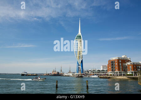 Emirates tower Portsmouth Wahrzeichen Struktur von Spice Island. Speedboat im Vordergrund hinzufügen von Bewegung. Stockfoto