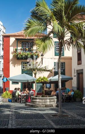 Menschen genießen auf der Terrasse des Cafés am Placeta de Borrero in Santa Cruz auf der Insel La Palma, Kanarische Inseln, Spanien Stockfoto