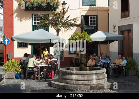 Menschen genießen auf der Terrasse des Cafés am Placeta de Borrero in Santa Cruz auf der Insel La Palma, Kanarische Inseln, Spanien Stockfoto