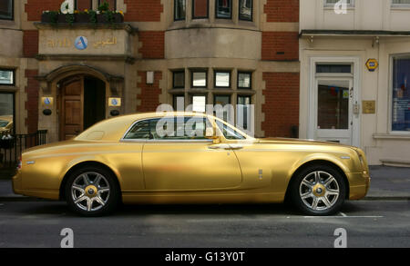 Ein Gold farbigen Rolls-Royce Wraith in Mayfair London geparkt Stockfoto