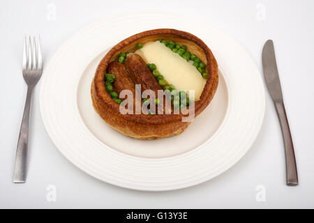 Traditionelle britische "Kröte in der Bohrung" Mahlzeit Stockfoto