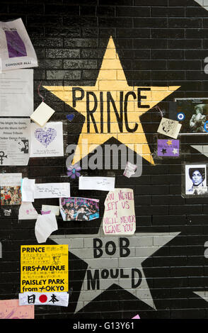 Gold star und Denkmal Tribut für den Musiker Prince an der First Avenue & 7th Street Eintrag Nachtclub in der Innenstadt von Minneapolis Stockfoto