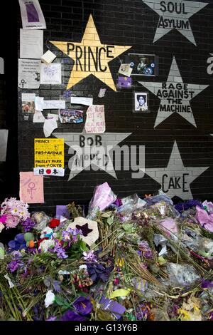 Gold star und Denkmal Tribut für den Musiker Prince an der First Avenue & 7th Street Eintrag Nachtclub in der Innenstadt von Minneapolis Stockfoto