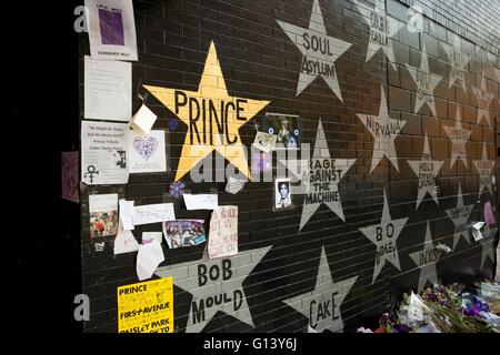 Gold star und Denkmal Tribut für den Musiker Prince an der First Avenue & 7th Street Eintrag Nachtclub in der Innenstadt von Minneapolis Stockfoto