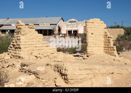 Adobe-Ruinen im Terlingua Ghost Town. Die Starlight Theater, Souvenirshop und Ferienhotel sitzen im Hintergrund. Stockfoto