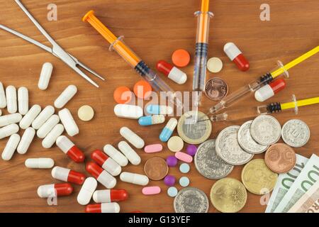 Geld für teure Behandlung. Der Schweizer Franken und Euro auf Drogen. Verkauf von Drogen. Teure medizinische Versorgung. Die moderne Medizin. Stockfoto