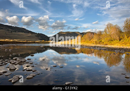 WY01648-00... WYOMING - Wolken reflektiert in Slough Creek im Yellowstone National Park. Stockfoto