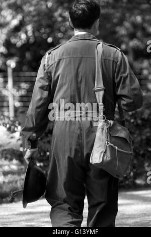 Mann in WW2 ARP Uniform mit Zinn Hut und Gasmaske Tasche (Kredit Bild © Jack Ludlam) Stockfoto