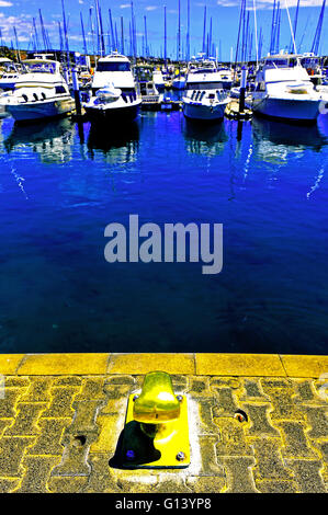 Lanzarote Arrecife Puerto Calero Kai Boote Messing Poller blauen Himmel Stockfoto