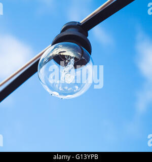 Weißglühende Lampe ist ausgeschaltet, close-up quadratisch Foto mit selektiven Fokus Stockfoto