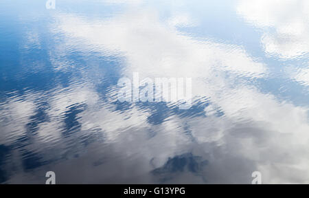 Zusammenfassung Hintergrund mit Ripple und bewölktem Himmel Reflexionen über Wasserfläche Stockfoto
