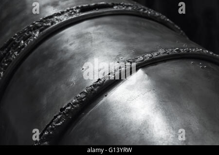 Schwarz glänzende Metalloberfläche mit Schweißnähten, Nahaufnahme Foto mit selektiven Fokus Stockfoto