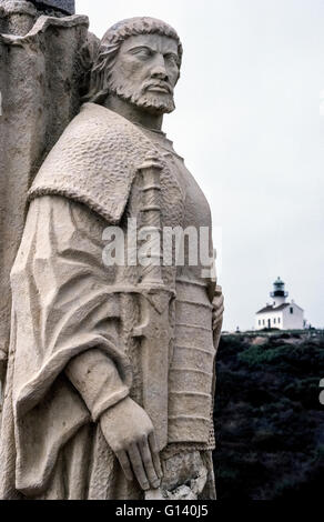 Eine Statue von Juan Rodriguez Cabrillo ehrt den Entdecker von Kalifornien während auf einer spanischen Expedition im Jahre 1542 und steht an der südlichen Spitze des Staates auf Point Loma in San Diego, Kalifornien, USA. Das Cabrillo National Monument wurde in Portugal von Bildhauer Avaro de Bree für die Anzeige auf der Weltausstellung 1939 in San Francisco geschnitzt. Die Sandstein-Statue wurde später zu diesem Aufstellungsort in der Nähe von Old Point Loma Lighthouse (Hintergrund), die auf einem Hügel 422 129 Metern im Jahre 1854 errichtet wurde verlegt, über dem Meeresspiegel. Stockfoto