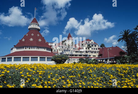Hotel del Coronado ist seit 1888 ein beliebter Badeort und wenn es auf Coronado Island in der Bucht von San Diego, Kalifornien, USA eröffnet. Jetzt durch Fähre Service und einer Autobahnbrücke verbunden, ist der viktorianischen luxuriöse Unterkunft mit seinen Türmchen und massiven roten Dach seit langem ein Ziel für Urlauber, die Sonne und einen sandigen Strand suchen. Die 368 Gästezimmer im Originalgebäude Allholz haben seitdem durch zusätzliche Unterkünfte in modernen Turm und Pool-/ Gebäuden und Oceanfront Cottages ergänzt. Die Del genannt, ist es der zweitgrößte Holzgebäude in den USA Stockfoto