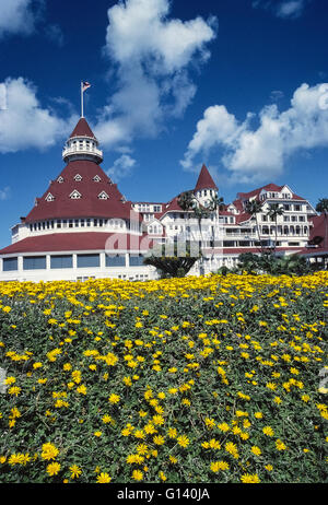 Hotel del Coronado ist seit 1888 ein beliebter Badeort und wenn es auf Coronado Island in der Bucht von San Diego, Kalifornien, USA eröffnet. Jetzt durch Fähre Service und einer Autobahnbrücke verbunden, ist der viktorianischen luxuriöse Unterkunft mit seinen Türmchen und massiven roten Dach seit langem ein Ziel für Urlauber, die Sonne und einen sandigen Strand suchen. Die 368 Gästezimmer im Originalgebäude Allholz haben seitdem durch zusätzliche Unterkünfte in modernen Turm und Pool-/ Gebäuden und Oceanfront Cottages ergänzt. Die Del genannt, ist es der zweitgrößte Holzgebäude in den USA Stockfoto
