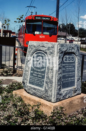 Ein Denkmal aus Granit markiert die Grenze zwischen den Vereinigten Staaten und Mexiko in San Ysidro am südlichsten Ende der Trolley Linie aus San Diego, USA. Die lange Grenzlinie wurde durch eine gemeinsame Kommission aus den beiden Ländern nach dem Ende des amerikanisch-mexikanischen Krieg 1848 bestimmt. Dies ist einer der 258 Marker platziert schließlich entlang der 1.989-Meilen-Grenze nach Verträge der United States 525.000 Quadratmeilen des mexikanischen Territoriums für Zahlung von $ 15 Millionen gab. Eine Flut in den späten 1800er Jahren fortgewaschen Markierung Nr. 255 aber dieses Mittelteil fand 1979 in einem Feld begraben und dann wiederhergestellt. Stockfoto