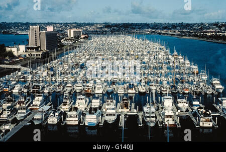 Shelter Island Yacht Basin ist Heimat für Hunderte von Sportbooten gehören für Nautiker in San Diego, Kalifornien, USA. Das Boot gleitet werden alles von kleinen Schiffen bis zu 230 Fuß (70 Meter) Mega-Yachten beherbergen. Diese beliebte Freizeit Marina befindet sich am Nordende der Bucht von San Diego mit einfachem Zugang zum Pazifischen Ozean. Die marine Center ist neben Restaurants und Resort-Hotels auf der Landzunge, die den Docks Flanken, wo lokale und Besuch Angler Sportfishing Charterboote und fahren zum Meer besteigen können. Stockfoto