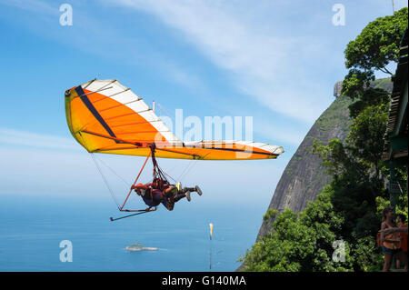 RIO DE JANEIRO - 22. März 2016: Eine Hängegleiter Lehrer startet mit Passagier von Pedra Bonita, im Tijuca National Forest. Stockfoto