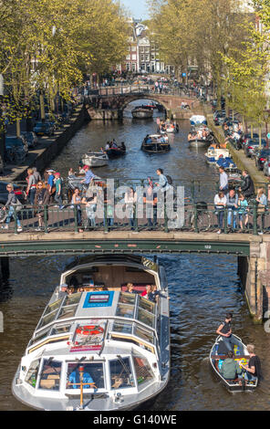 Amsterdam-Brücke an der Leidsegracht Kanal mit Kanalboot Tour und kleine Sportboote Stockfoto