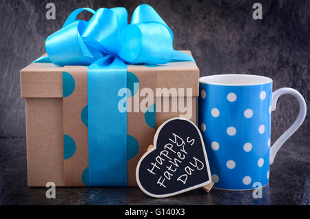 Happy Fathers Day Geschenk auf schwarzem Schiefer. Stockfoto