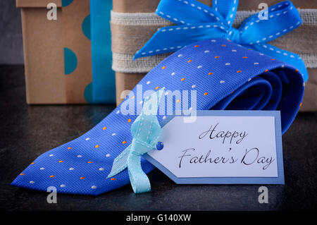 Happy Fathers Day Geschenk auf schwarzem Schiefer. Stockfoto