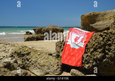 Liverpool FC Handtuch auf einem Felsen am Gale Strand an der Algarve, Portugal Stockfoto