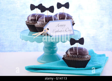 Happy Fathers Day Cupcakes auf Kuchen stehen vor einem blauen Hintergrund. Stockfoto